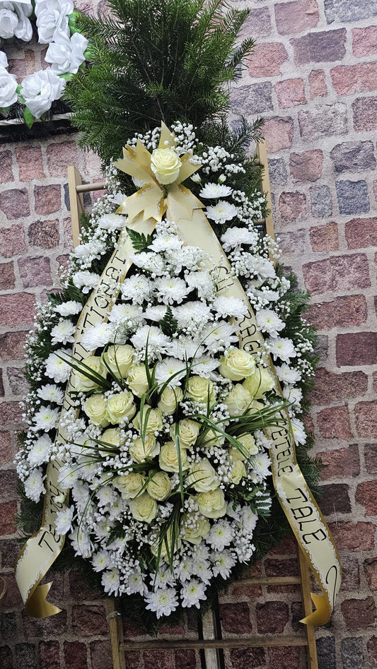 Coroană Funerară Albă cu Trandafiri și Crizanteme – Eleganță și Discreție în Omagiu
