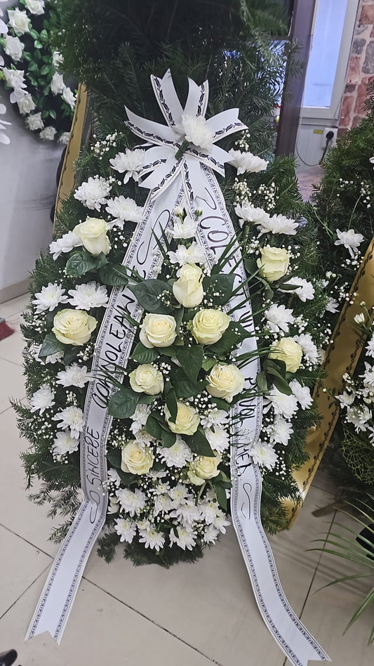 Coroană Funerară Albă cu Trandafiri și Crizanteme – Omagiu al Păcii și Recunoștinței