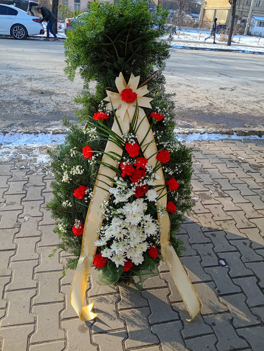 Coroană Funerară Clasică cu Crizanteme Albe, Garoafe și Trandafiri Roșii pe Suport de Brad