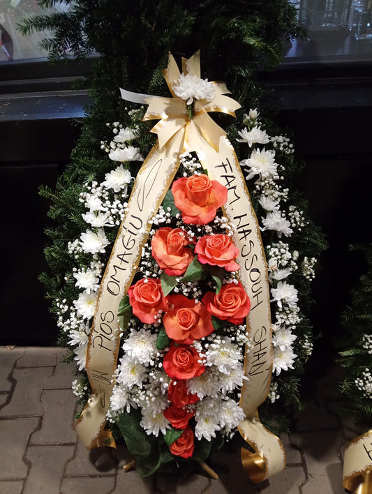 Coroană Funerară Elegantă cu Crizanteme Albe, Trandafiri Portocalii și Floarea Miresei pe Suport de Brad Natural