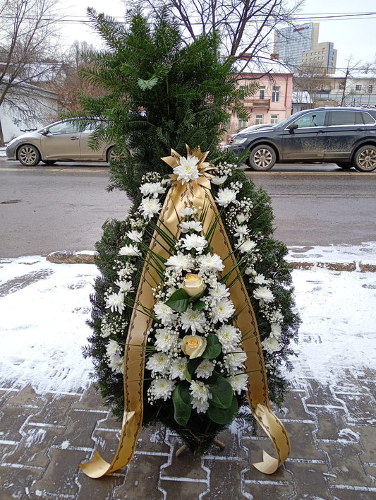 Coroană Funerară Elegantă cu Crizanteme Albe, Trandafiri Crem și Brad Natural, cu Panglică Aurie