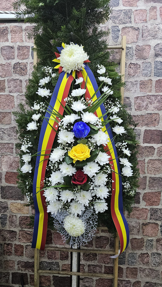 Coroană Funerară cu Crizanteme Albe și Elemente Tricolore – Omagiu Oficial și Plin de Respect
