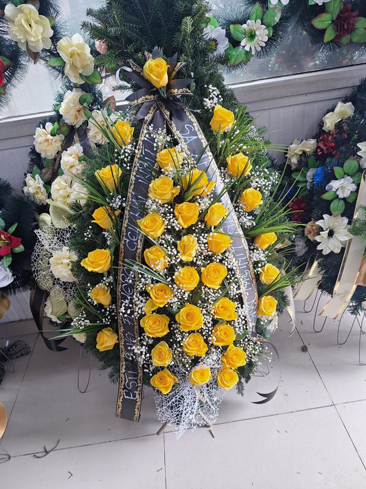 Coroană Funerară cu Trandafiri Galbeni și Floarea Miresei pe Suport de Brad – Simbol al Recunoștinței și Luminii