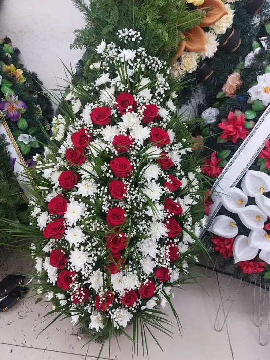 Coroană Funerară cu Trandafiri Roșii, Crizanteme Albe și Floarea Miresei – Omagiu Sincer și Plin de Respect