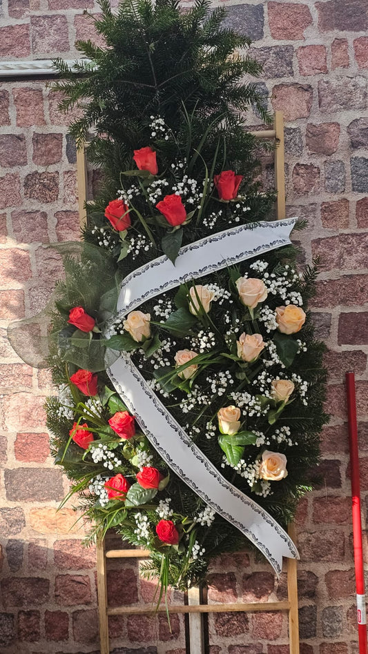 Coroană Funerară cu Trandafiri Roșii și Crem – Omagiu Elegant și Echilibrat