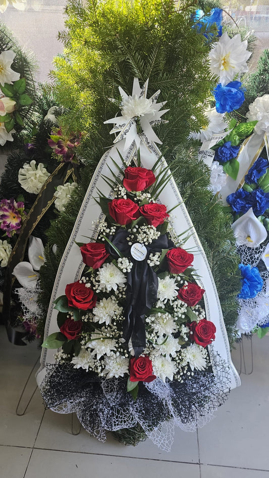 Coroană Funerară cu Trandafiri Roșii și Crizanteme Albe – Eleganță și Solemnitate cu Accente Negre