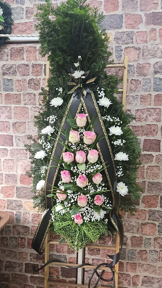 Coroană Funerară cu Trandafiri Roz și Flori Albe – Omagiu Plin de Blândețe și Iubire