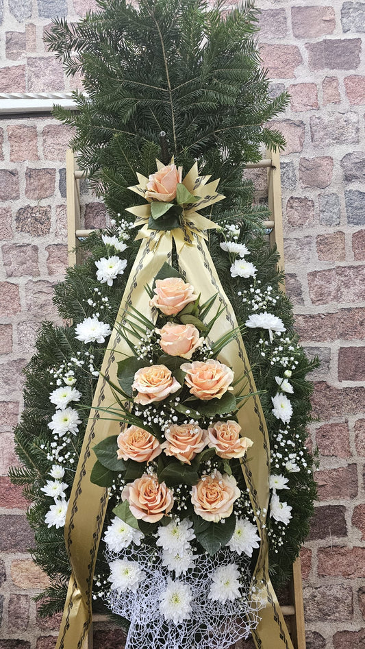 Coroană Funerară cu Trandafiri Somon și Crizanteme Albe pe Suport de Brad – Aranjament Delicat pentru Pace și Blândețe