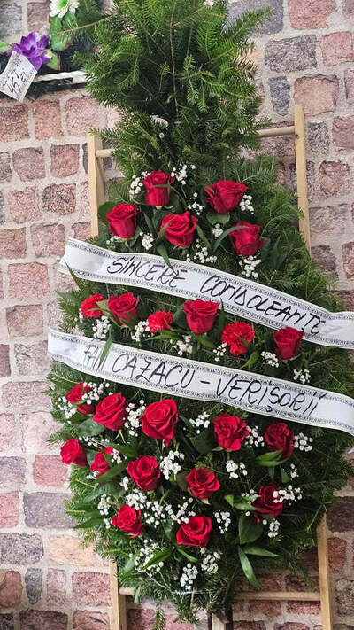 Coroană Funerară cu Trandafiri și Garoafe Roșii, Floarea Miresei și Panglici de Condoleanțe