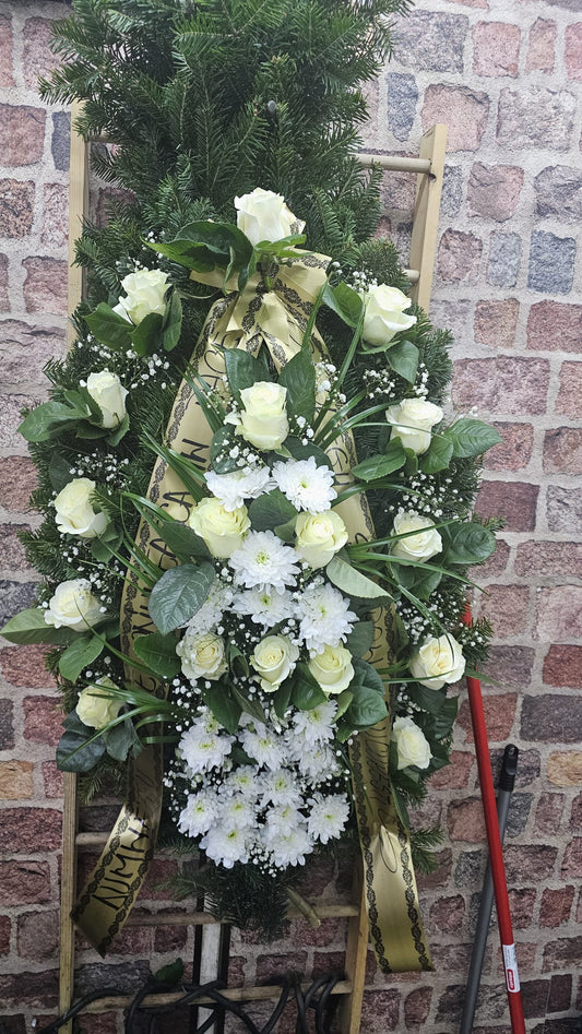 Coroană Funerară în Nuanțe Deschise cu Trandafiri și Crizanteme Albe – Omagiu Discret și Elegant