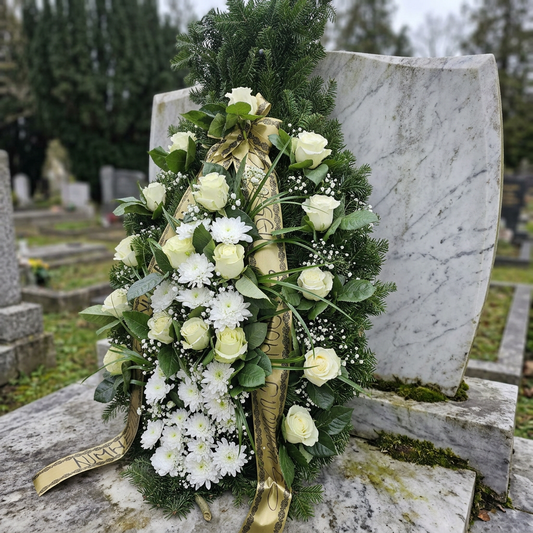 Coroană Funerară în Nuanțe Deschise cu Trandafiri și Crizanteme Albe – Omagiu Discret și Elegant