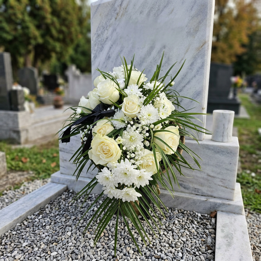 Aranjament funerar realizat din crizanteme albe, trandafiri crem si verdeata decorativa