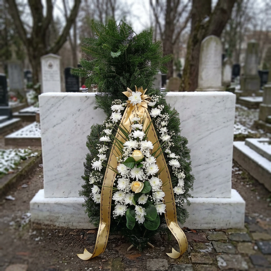 Coroană Funerară Elegantă cu Crizanteme Albe, Trandafiri Crem și Brad Natural, cu Panglică Aurie