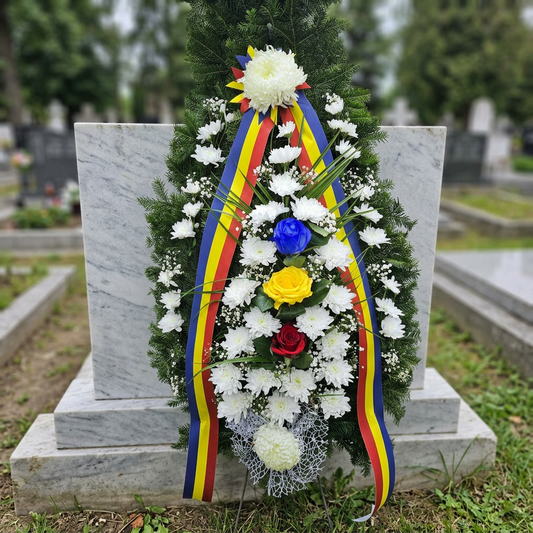 Coroană Funerară cu Crizanteme Albe și Elemente Tricolore – Omagiu Oficial și Plin de Respect
