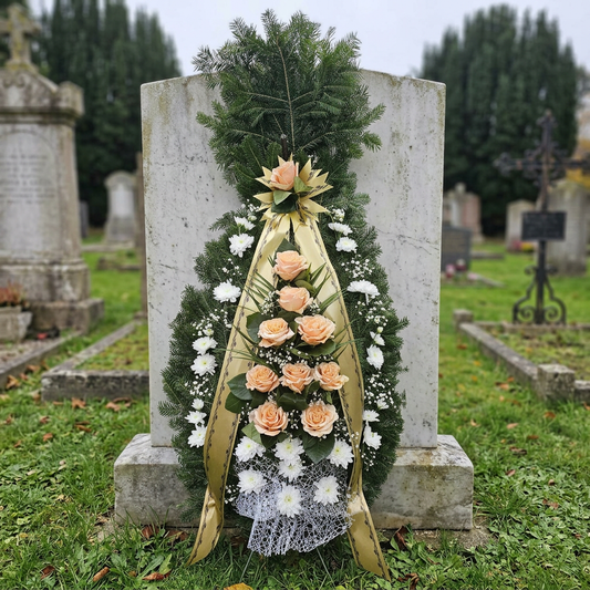 Coroană Funerară cu Trandafiri Somon și Crizanteme Albe pe Suport de Brad – Aranjament Delicat pentru Pace și Blândețe