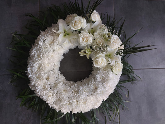 Aranjament funerar realizat din crizantema, trandafiri, crini, gypsophila