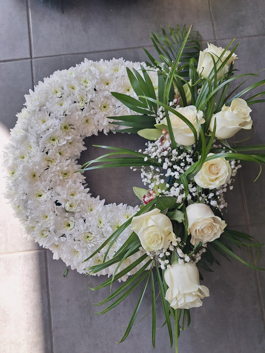 Aranjament floral alb, construit din crizantema, trandafiri si orhidee