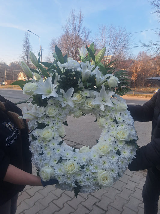 O coroana luminoasa realizata din crizantema, trandafiri albi si crini