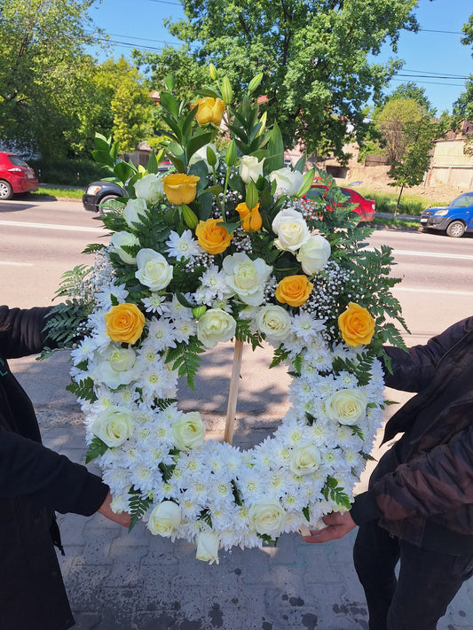 Coroana funerara realizata din trandafiri albi si galbeni