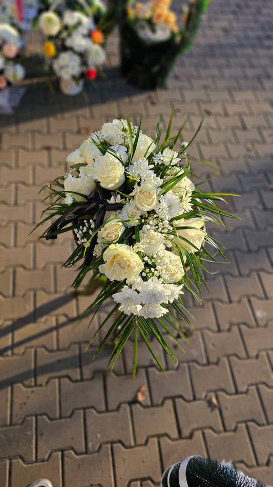 Aranjament funerar realizat din crizanteme albe, trandafiri crem si verdeata decorativa